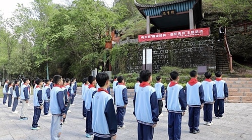 南丰县子固小学师生在曾巩读书岩开展诵读经典活动。 （南丰县融媒体中心供图）