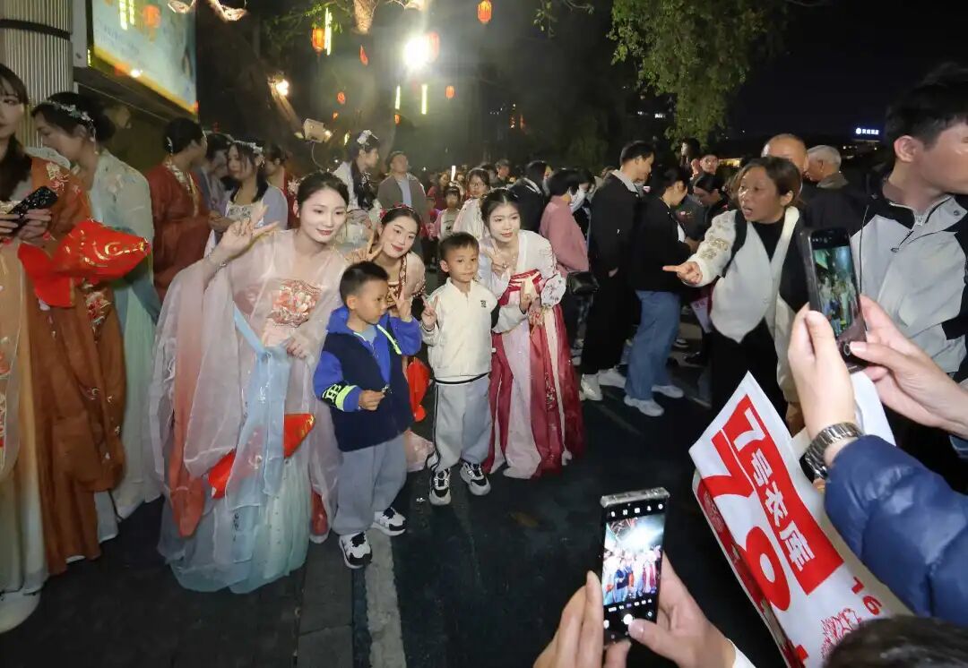 江南路元宵节活动 彭伟宗 摄