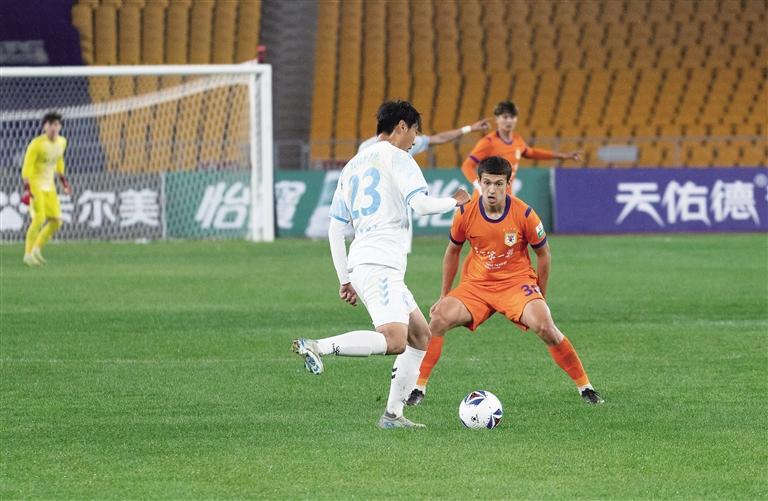 兰州陇原竞技球员在进攻中