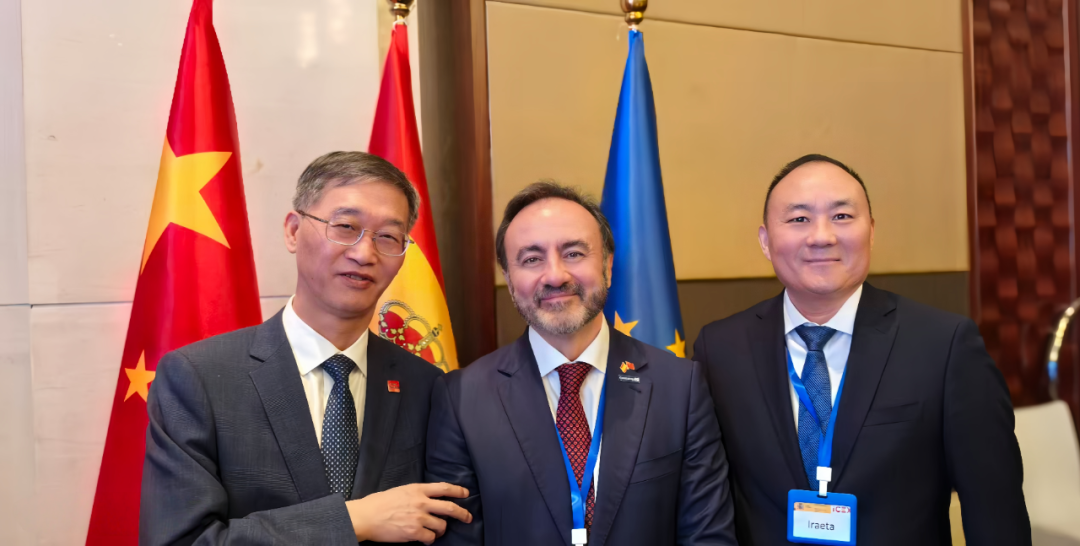 中国驻西班牙大使姚敬（左）与伊莱特董事长牛余刚（右）、海斯坦普亚太区CEO安东尼奥（中）合影