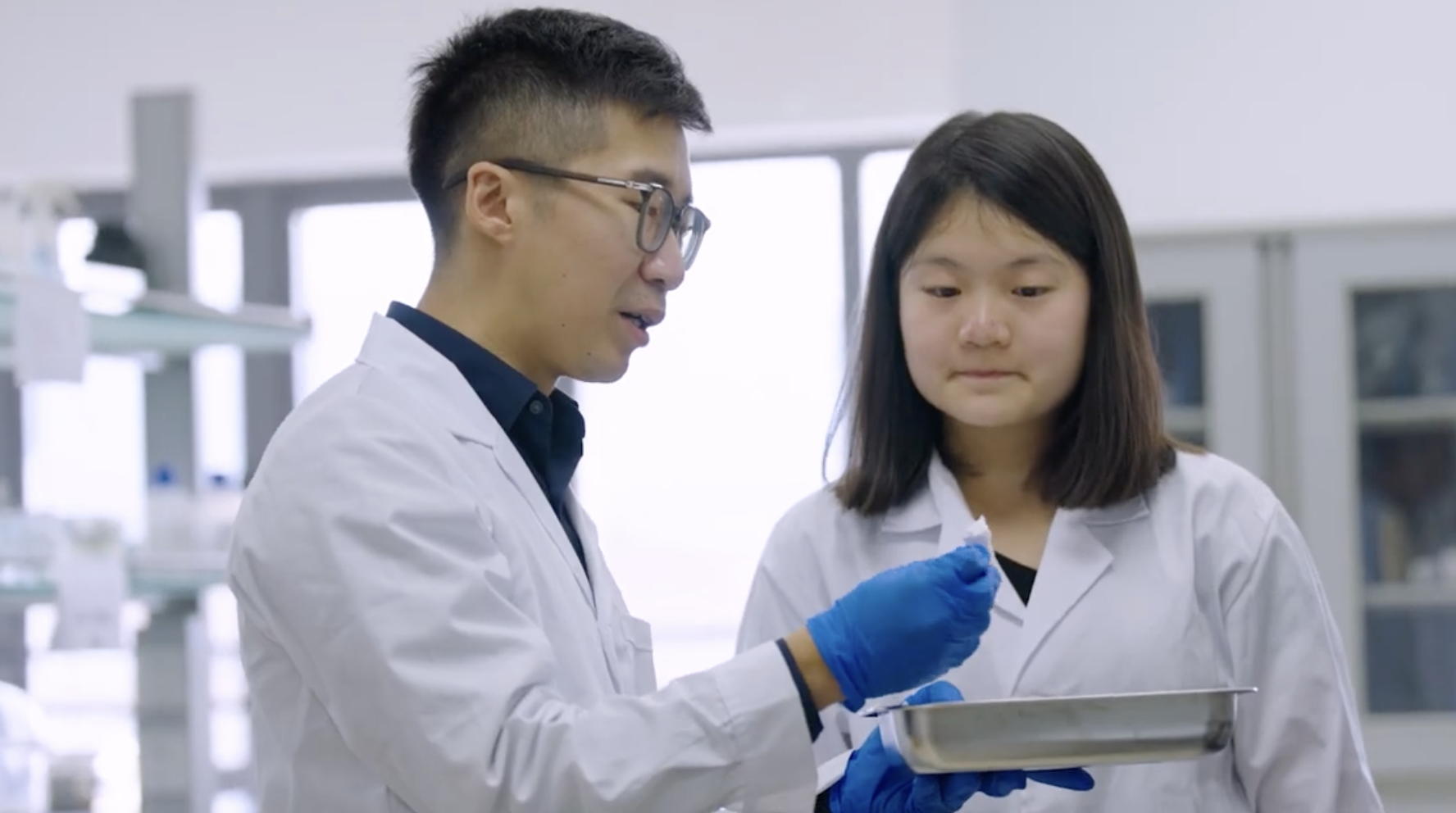 梁志文博士（左）与学生杜若馨（右）。