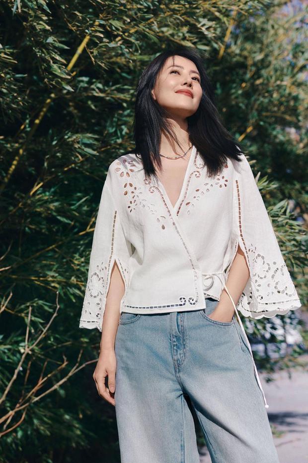 高圆圆绽放灿烂笑容，心情愉悦。