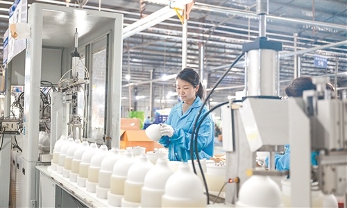 加紧生产（图）