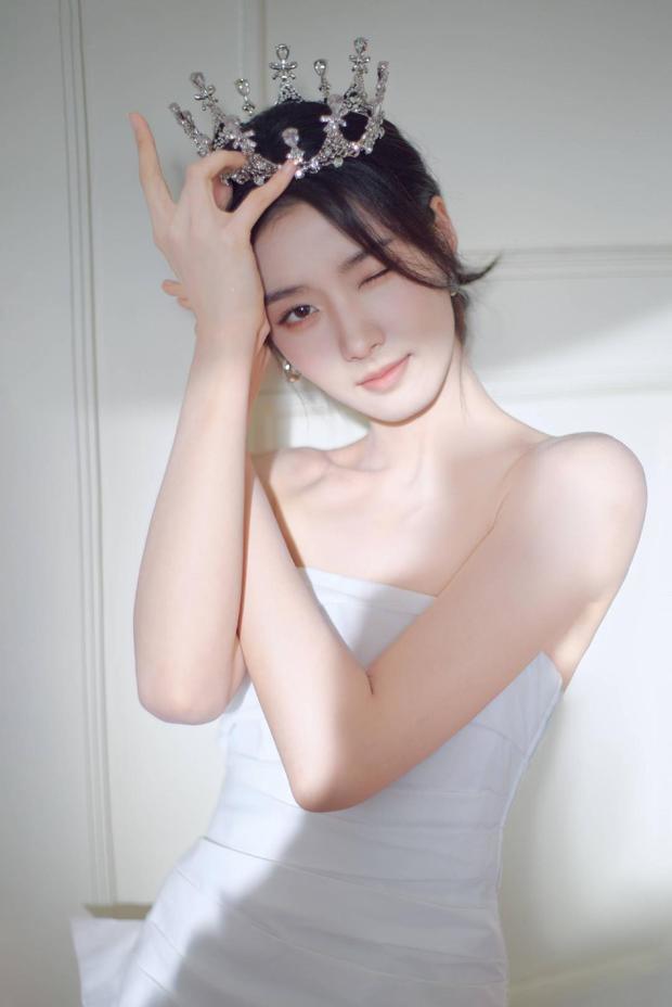 卢昱晓扶皇冠wink，俏皮可爱。