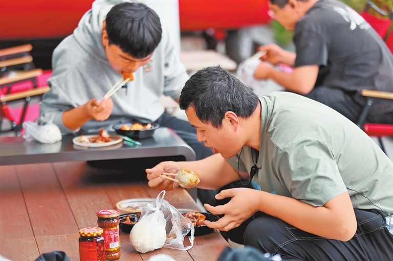 4月2日,在某微短剧拍摄现场,已连续工作十几个小时的剧组人员在转场间隙就餐。