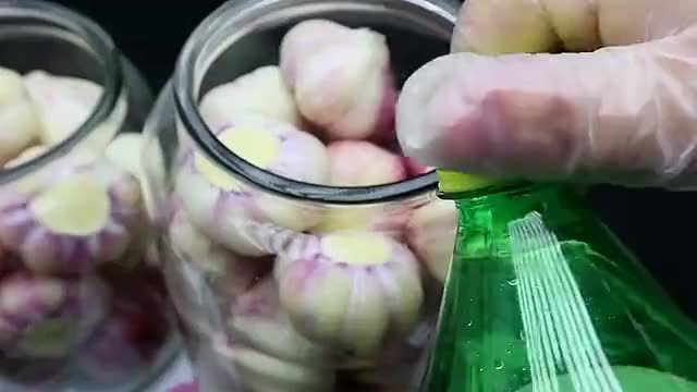 大蒜中倒入雪碧，原来饭店的糖蒜都是这样腌的，酸甜脆爽吃不腻