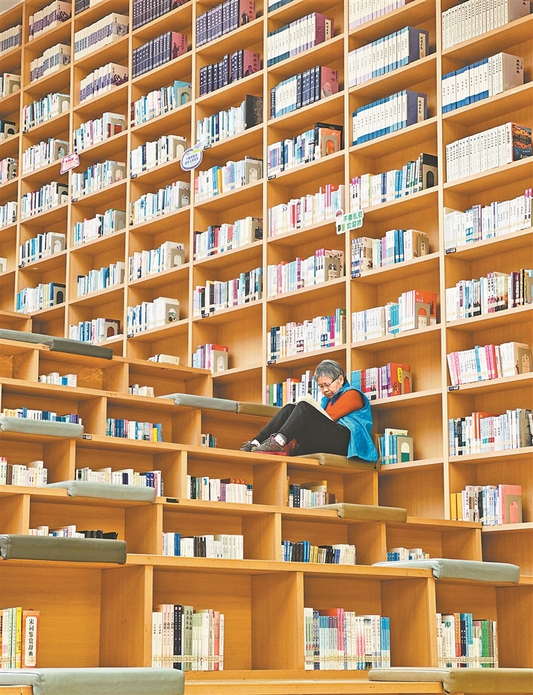 市民在安福县图书馆内品读书籍。通讯员 钟 爱摄