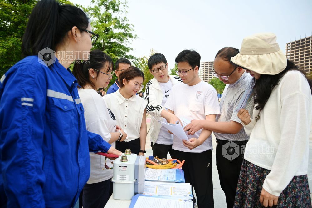 2026年4月11日，在江西省赣州市蓉江新区滨江公园，市民通过游戏互动学习国家安全知识。