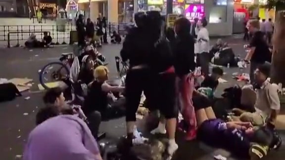 日本街头醉酒斗殴、垃圾满地视频曝光，网友：还能甩锅给中国游客吗？