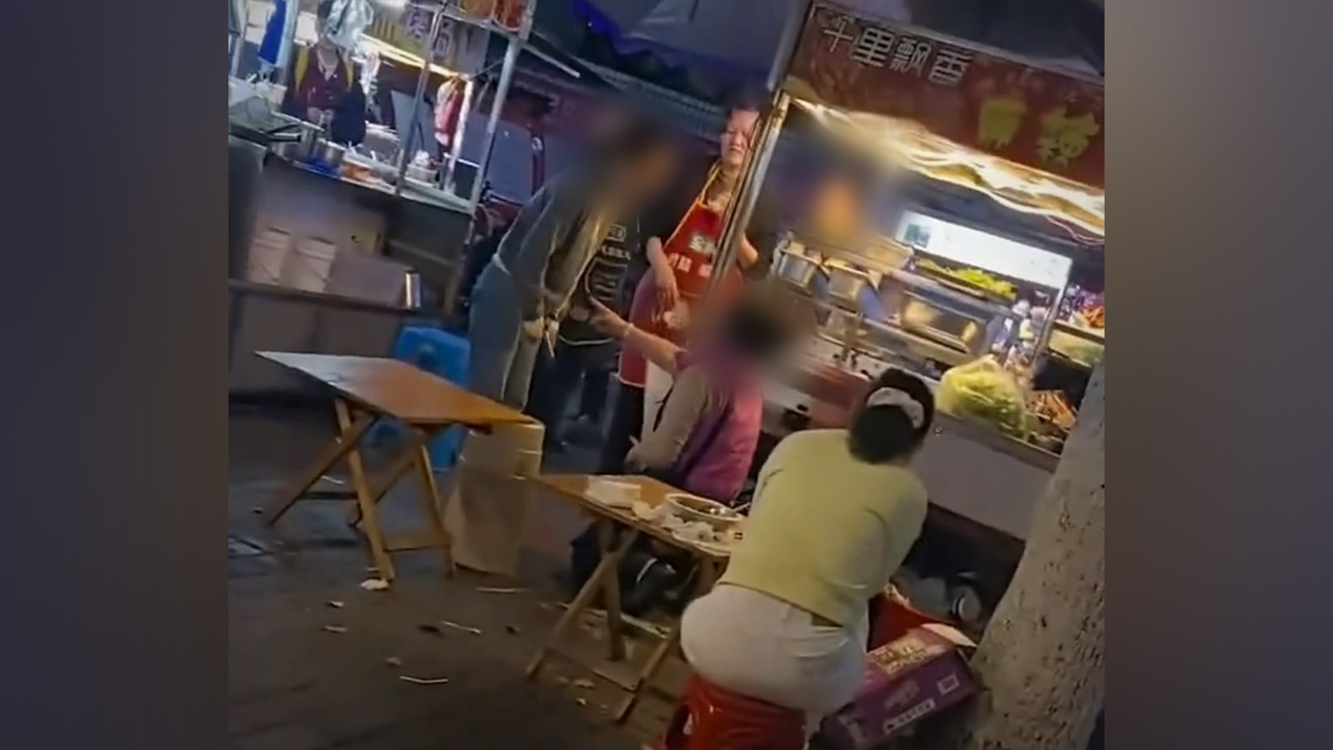 高中女生扯谎借摊主手机，带入考场企图作弊被抓，家长竟迁怒摊主大闹摊位，摊主被逼下跪道歉