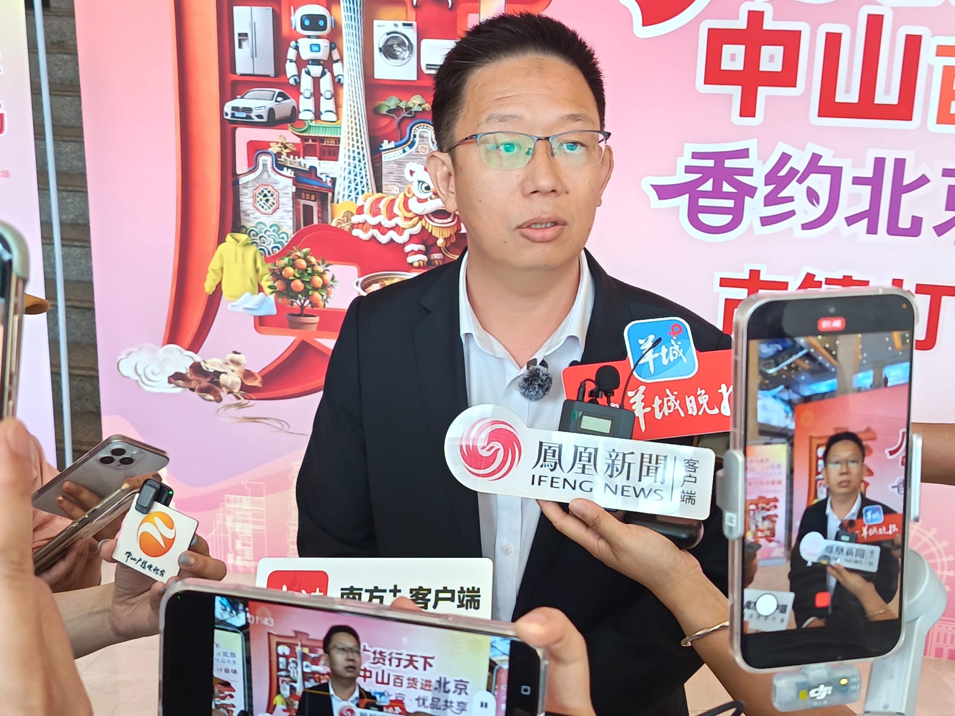 中山市古镇镇党委书记薛治国接受采访。