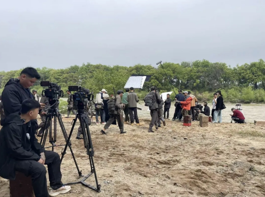 据悉,《风景这边独好》计划5月下旬关机、6月完成后期制作、7月播出,让我们共同期待这部红色力作正式上线。