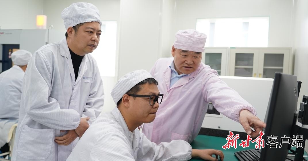 卢宇（右一）在生产一线确认产品参数　本文图片均由受访者提供