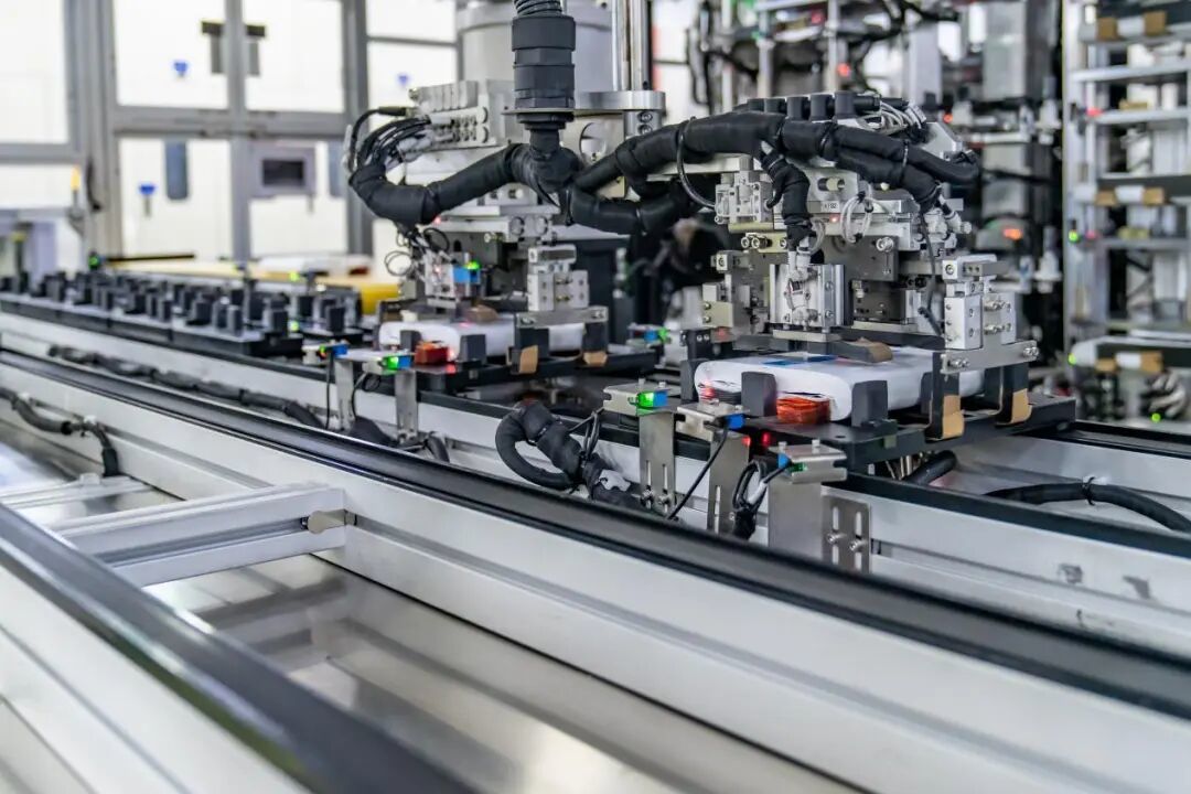 赣锋锂业全自动化生产线，图/澎湃新闻