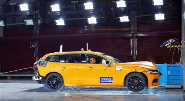 沃尔沃高管：女车主个越高 面临的颈椎伤害风险越高 