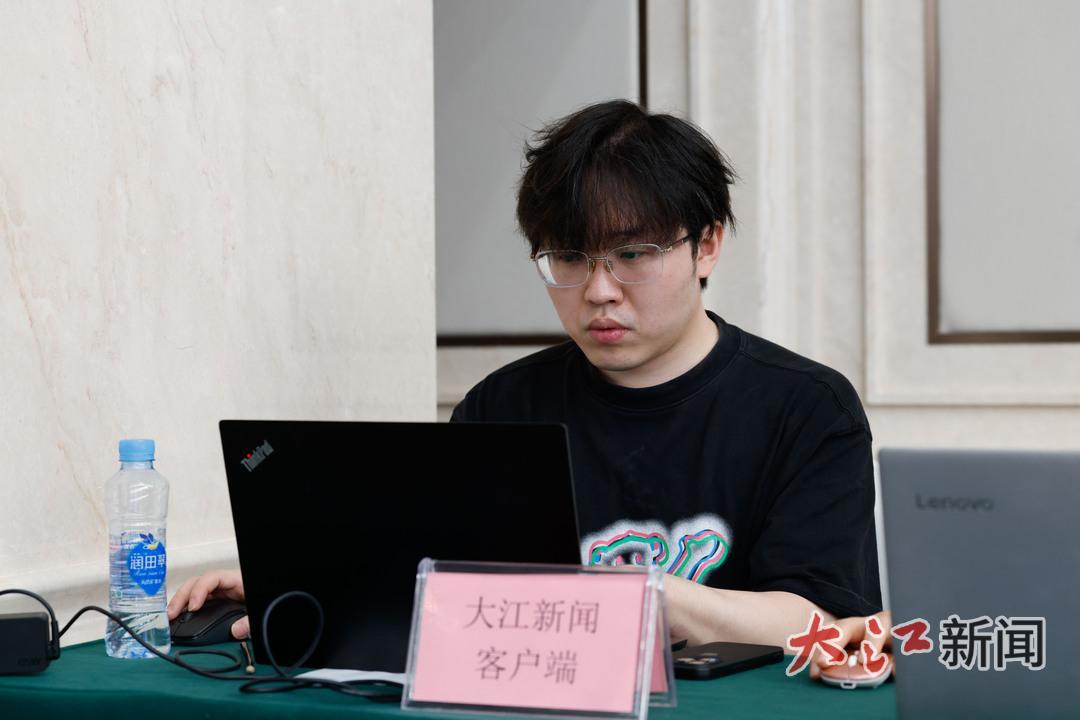 ▲大江新闻客户端记者正在进行发布会现场视频直播以及图文直播（陆文青摄）