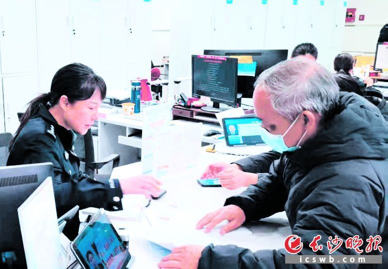 长沙市公安局芙蓉分局治安管理大队窗口工作人员耐心给老年人讲解办证政策。 长沙晚报通讯员 李三平 摄
