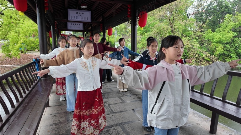 4月11日清晨，孩子们在诗意浮梁古诗词晨练公益课堂上诵读古诗。