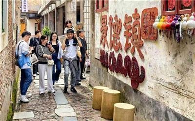 周末瓷都人流如织，八方游客纷至沓来，开启一场陶瓷文化之旅。