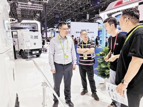 4月13日，河北国贸集团董事长张有贵（左一）与第六届中国国际消费品博览会展商交谈。本报记者 冯 阳摄