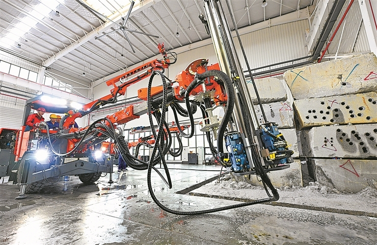 技术人员对即将出厂的凿岩台车进行测试。