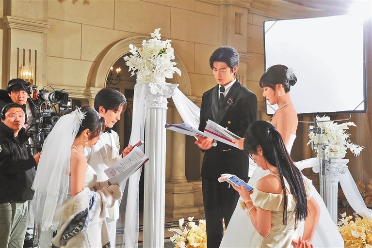 4月8日,微短剧演员熟悉台词,快速进入状态。