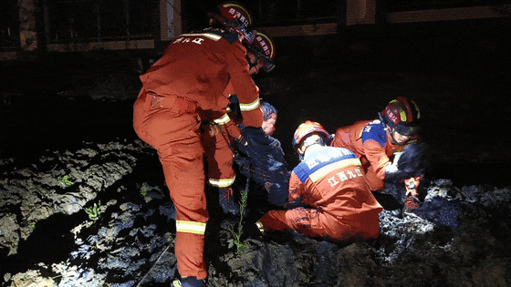九江一男孩为捡零食深陷泥潭 市民尝试施救未果后报警