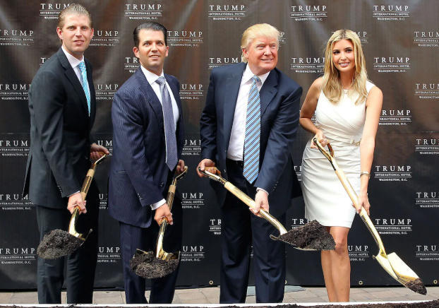 左起依次为埃里克、小特朗普、特朗普和伊万卡。