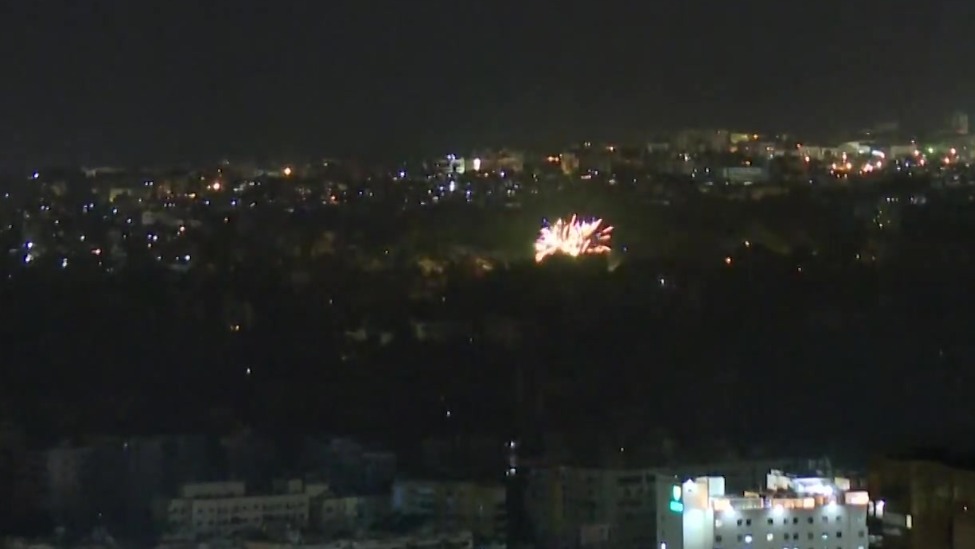贝鲁特燃起烟花，庆祝停火生效