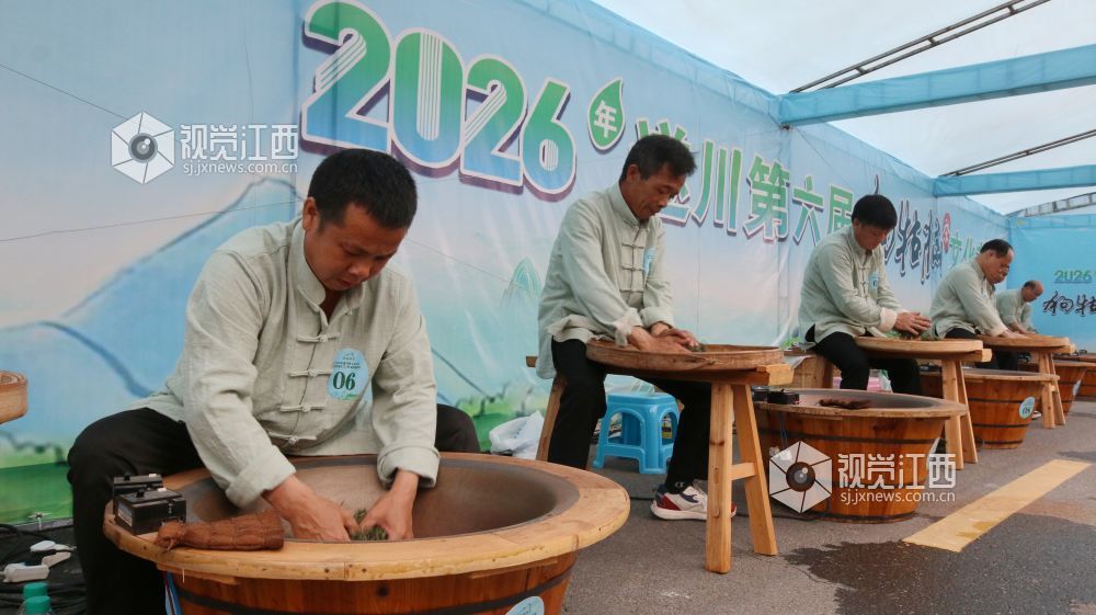 2026年4月12日，江西省遂川县第六届狗牯脑茶文化节茶叶行业职业技能活动正式开赛。三十余名制茶高手齐聚赛场，在炒青锅前各展绝活，从杀青、揉捻到提毫，精准把控火候与力道，指尖翻飞间，尽显狗牯脑茶 “二次杀青、二次揉捻” 的非遗技艺精髓。
