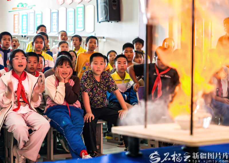 4月9日,科普志愿者为昌吉市滨湖镇中心学校学生演示“塑料袋火箭”科学小实验。近日,由昌吉市教育局主办的“科普进校园 魔幻科学秀”活动走进昌吉市各中小学,为师生带来了一场集科学性、趣味性与互动性于一体的科普盛宴。杨斌摄
