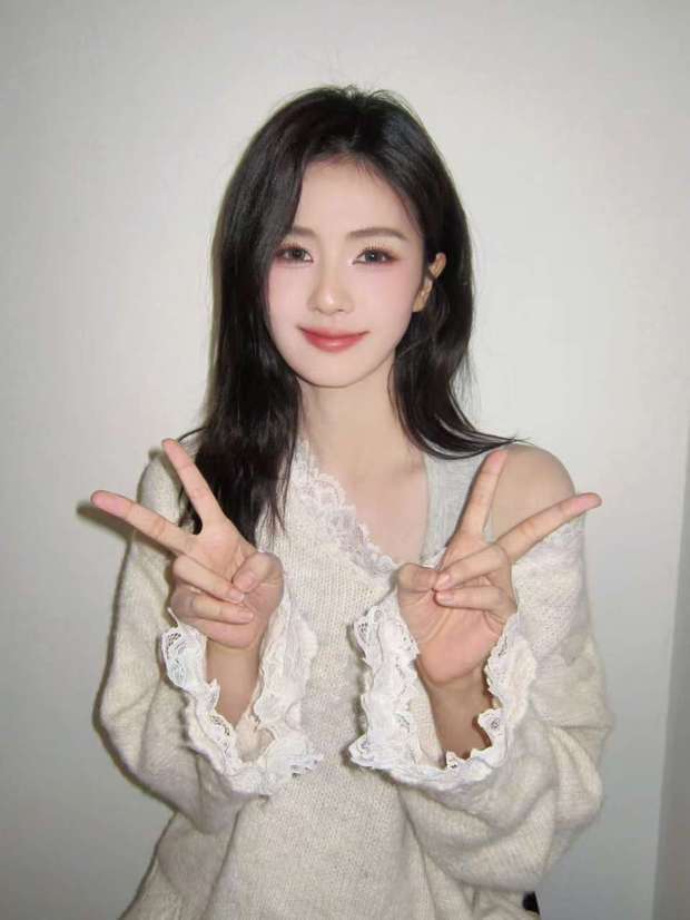 白鹿比耶拍照，元气满满。