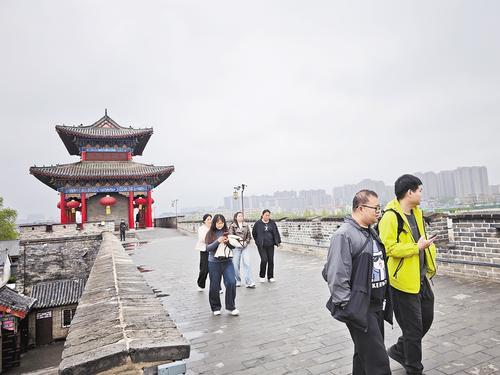 4月9日，游人在邯郸大名古城城墙上参观游览。本报记者 刘萍摄