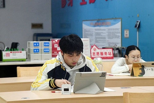 市民在上饶市图书馆阅读。