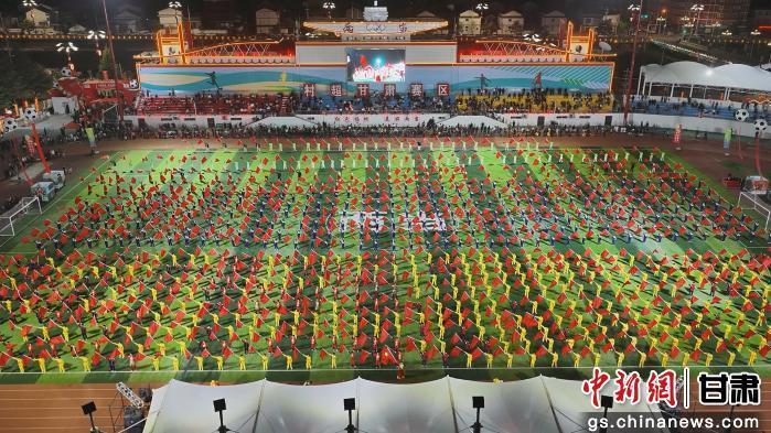 4月10日晚，“红色两当&middot;薪火相传”2026年村超甘肃赛区开幕式于两当县体育场盛大启幕。崔龙　摄