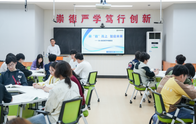 江西传媒职业学院党委书记李雄德走进课堂为大学生讲授思政课