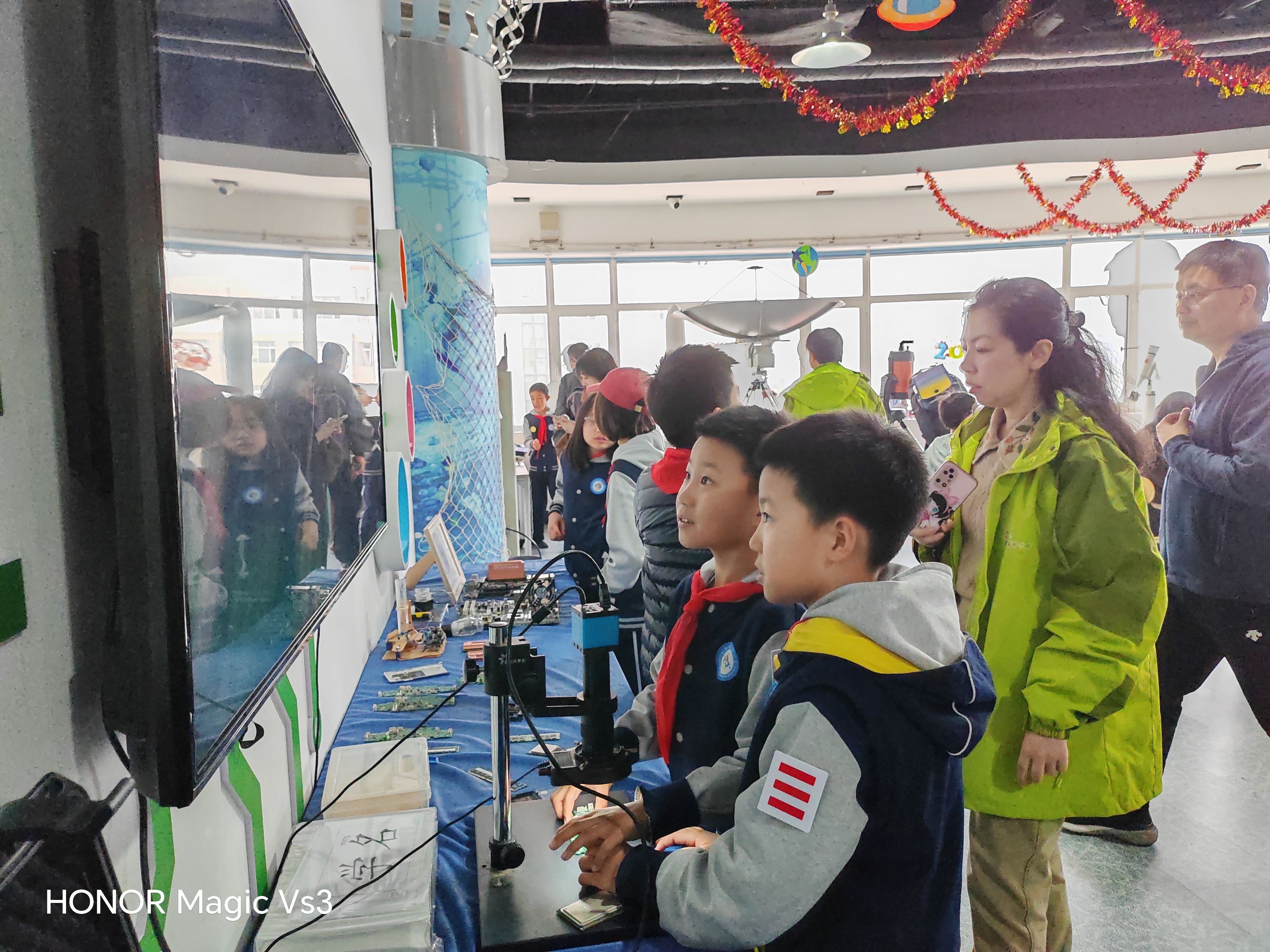 疯狂科学嗨翻天！解锁奇妙新世界——青岛市实验小学四五中队开展STEM科创研学活动