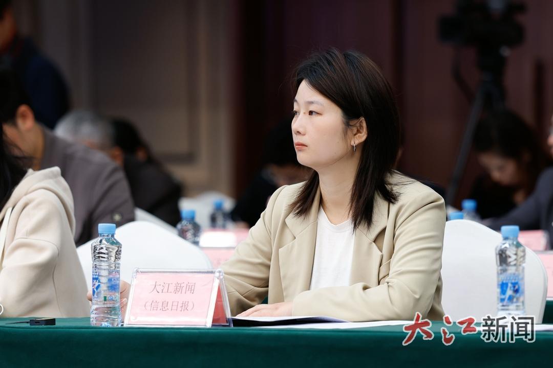 ▲大江新闻客户端记者在发布会现场（陆文青摄）