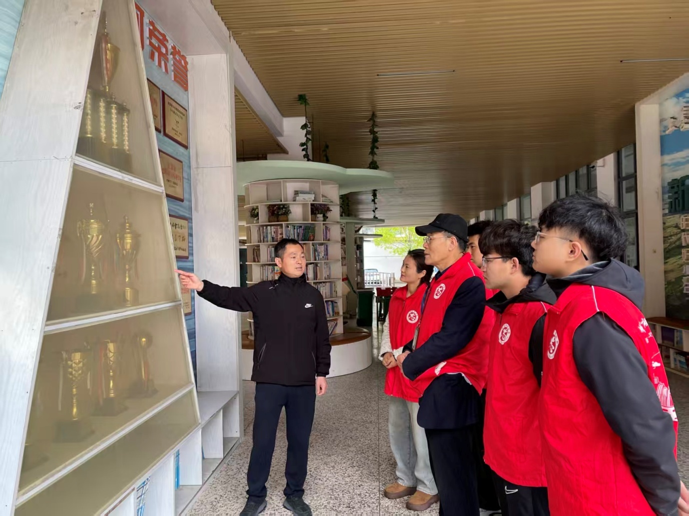 志愿新风润绿茵 文明筑梦育新人——盐城三大志愿服务团队走进新河实验小学开展文明主题足球活动