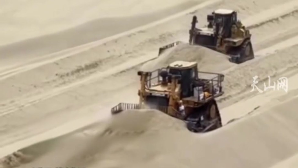 机器轰鸣的塔克拉玛干，正在“长”出一个春天