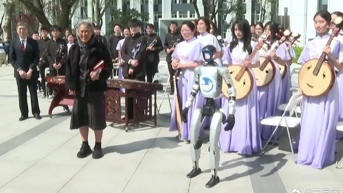 泰国公主诗琳通访问北京邮电大学，随身携带笔记本认真记录，被跳舞迎接的人形机器人逗得开怀大笑