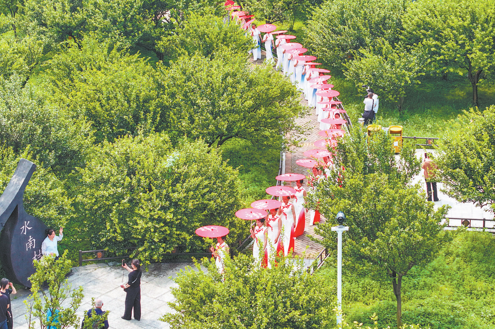 抚州南丰：游客踏青赏花乐享春光（图）