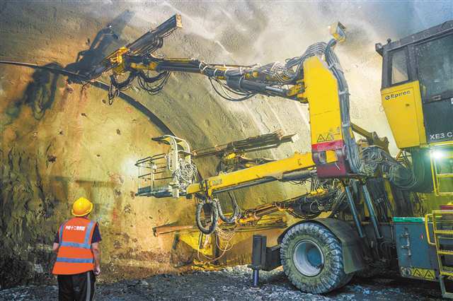 长岭岗隧道施工现场。（受访者供图）