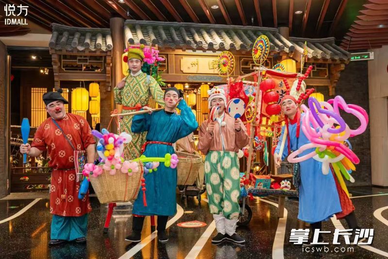 悦方ID MALL负一楼的潭州市集汉服巡游。长沙晚报通讯员 王菲供图