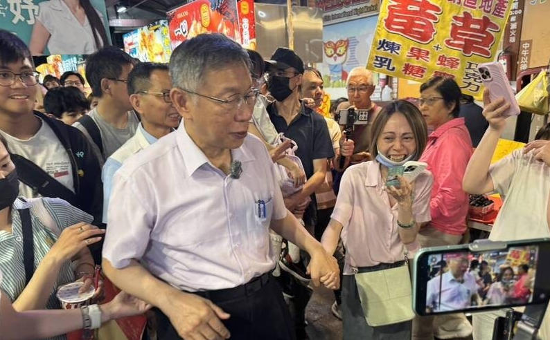 柯文哲扫街遭不明人士近距喷洒辣椒水