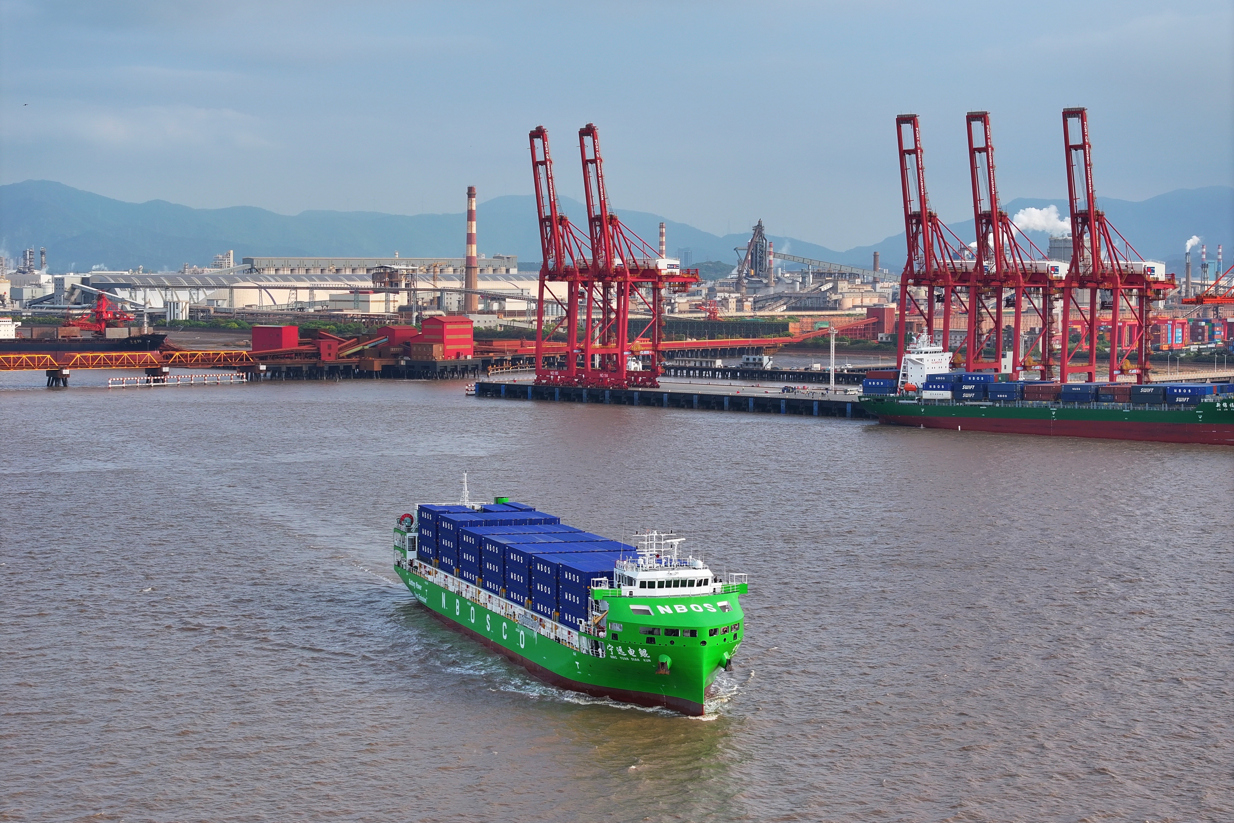 ▲图为4月15日，“宁远电鲲”轮驶向嘉兴港乍浦港区。吴文兵摄