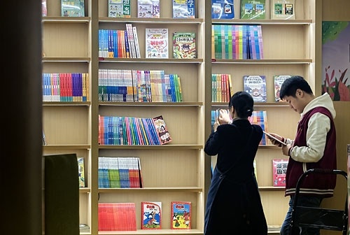 4月7日，读者在丰城市新华书店龙光书城选购图书。