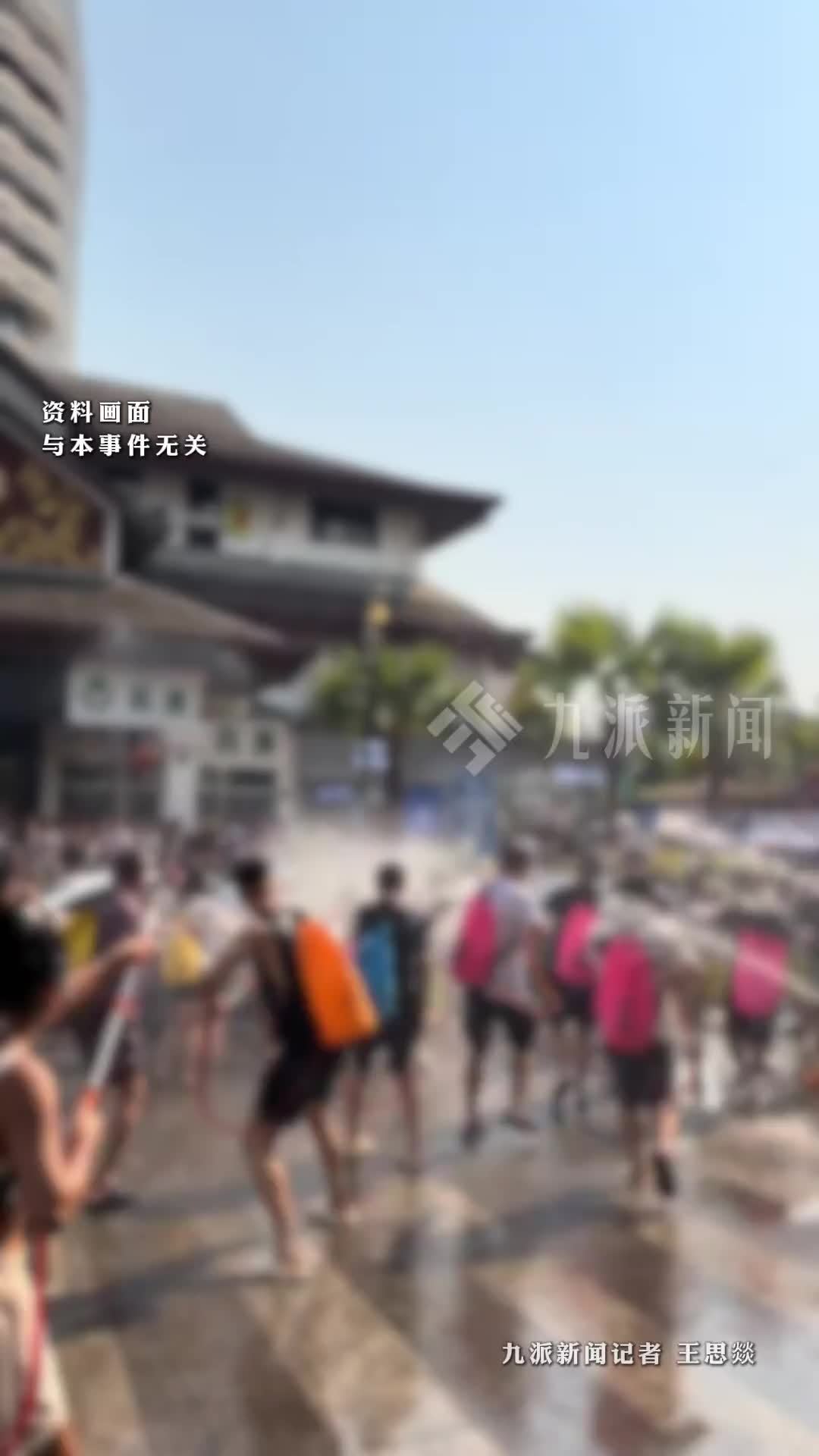 三人泼水节将闹市蓝莓摊洗劫一空，摊主称150公斤被盗损失8千元