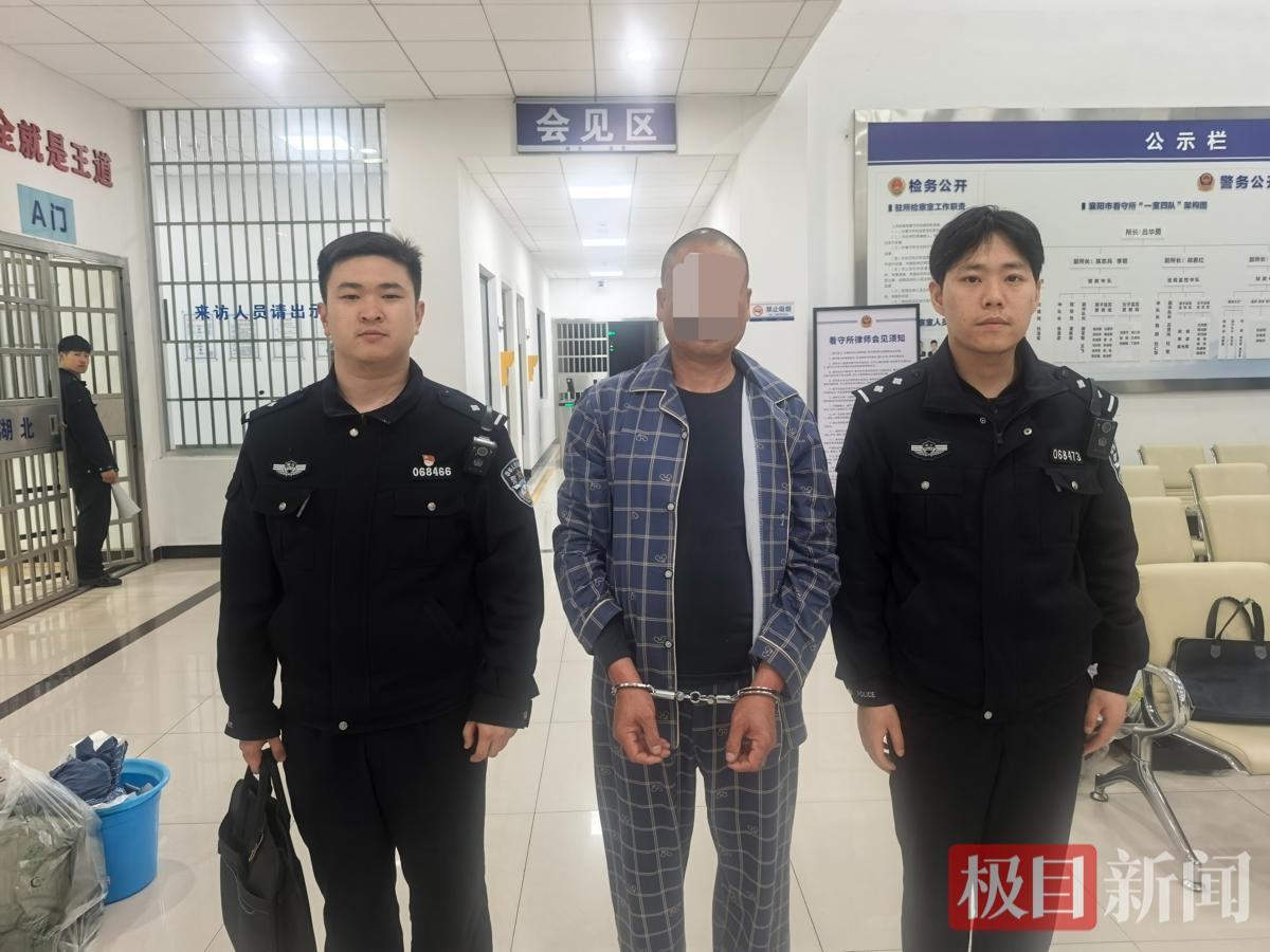 图为：民警将许某抓获后，依法对其采取刑事强制措施.jpg