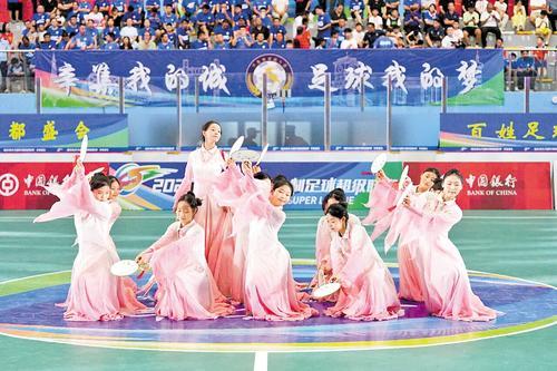 2025年9月6日晚，“河北五超”辛集主场，辛集队迎战石家庄队，中场休息时举办文艺展演。（本报资料片）周浩洋摄